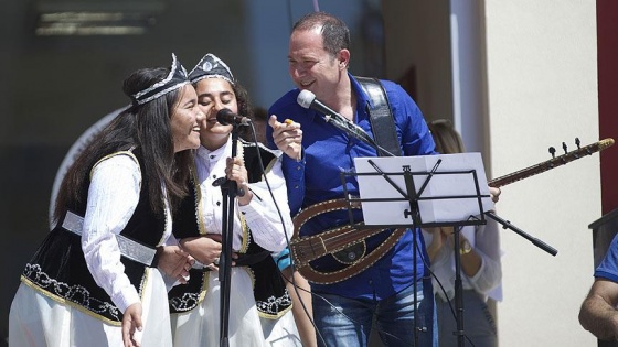 Sümer Ezgü, otistik çocuklarla konser verdi