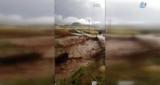 Sungurlu'da yağmur beraberinde seli getirdi