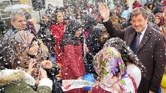 Suni kar yağışı altında kadınlara karanfil verildi