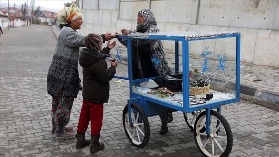 'Süper babaanne' iki torununa tatlı ve el işi satarak bakıyor