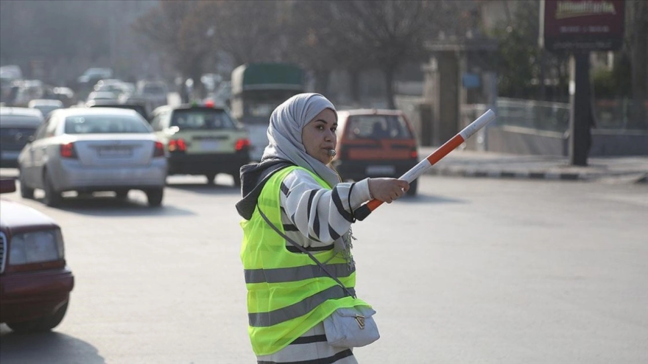 Suriye'nin Halep kentinde gençler, trafik sorununu çözmek için gönüllü oluyor