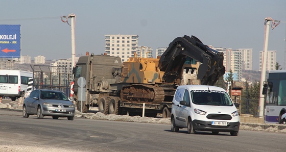 Suriye sınırına askeri iş makineleri sevk edildi