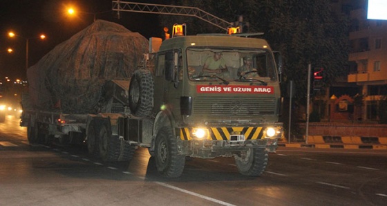 Suriye sınırına tank ile fırtına obüs sevkiyatı yapıldı