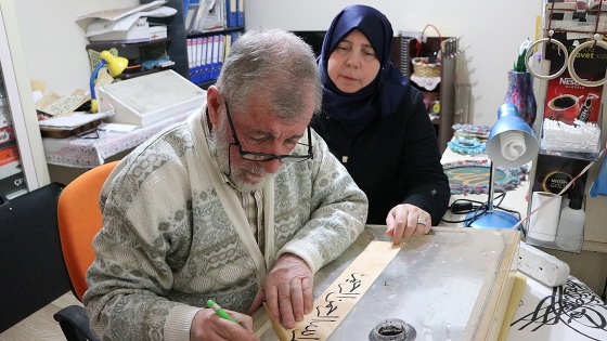 Suriyeli çift hat sanatıyla hayata tutunuyor