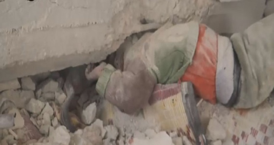 Suriyeli çocuğun enkaz altındaki yaşama mücadelesi