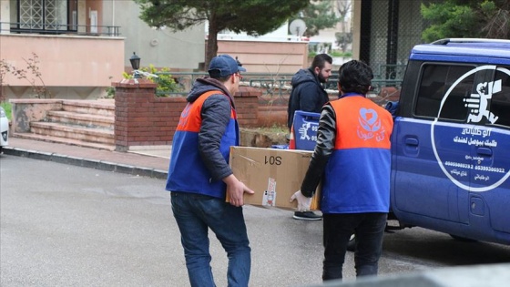 Suriyeli gençler topladıkları yardımları ihtiyaç sahibi ailelere ulaştırıyor