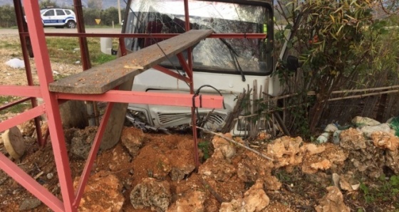 Suriyeli işçileri taşıyan minibüs kaza yaptı: 13 yaralı