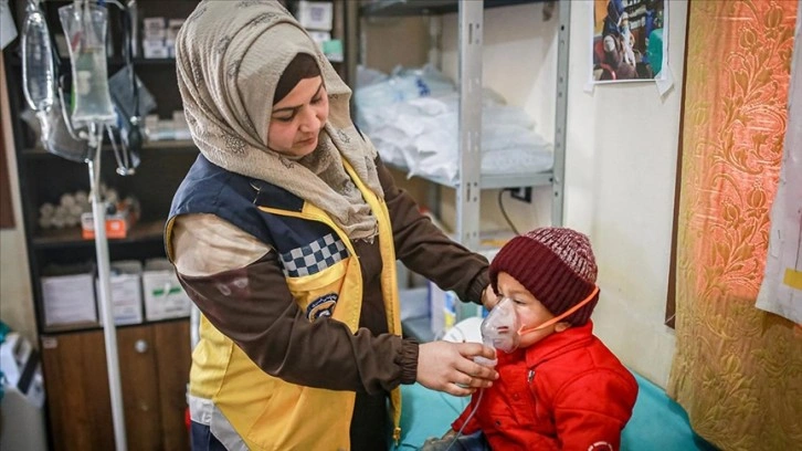 Suriyeli kadınlar gönüllü çalıştıkları alanlarda depremzedelerin yaralarını sarıyor