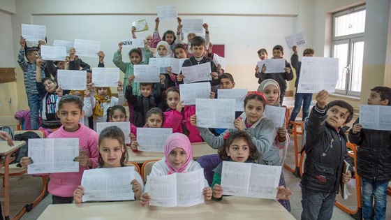 Suriyeli öğrencilerin karne heyecanı