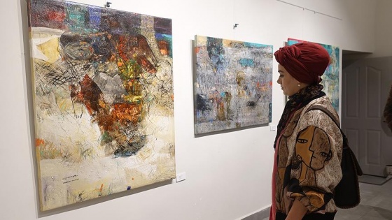 Suriyeli sanatçının 'Kaldırımdaki Çocukluk' sergisi açıldı