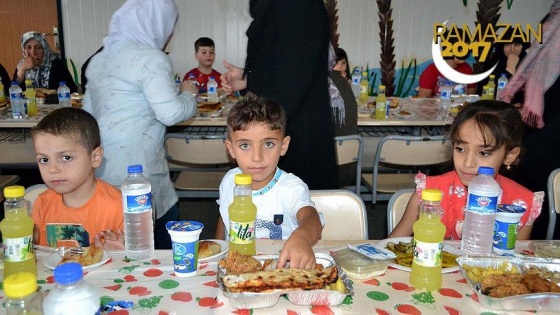 Suriyeli yetim çocuklar iftarda bir araya geldi