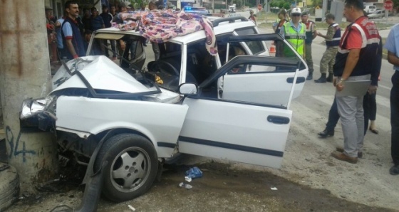Suriyelilerin içinde olduğu otomobil direğe çarptı: 1 ölü, 8 yaralı