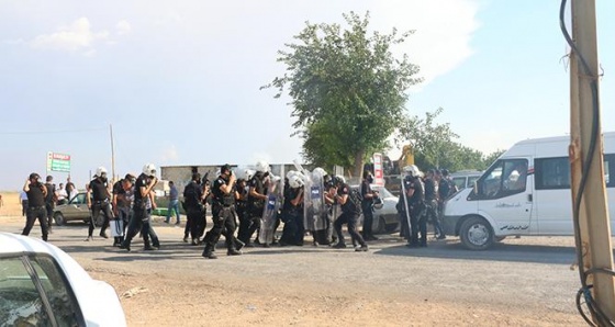 Suruç'ta mezarlığa yürüyen gruba polis müdahalesi