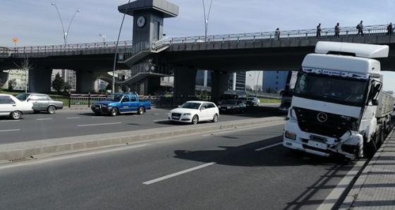 Sürücüsü kalp krizi geçiren tır, köprü ayağına çarptı