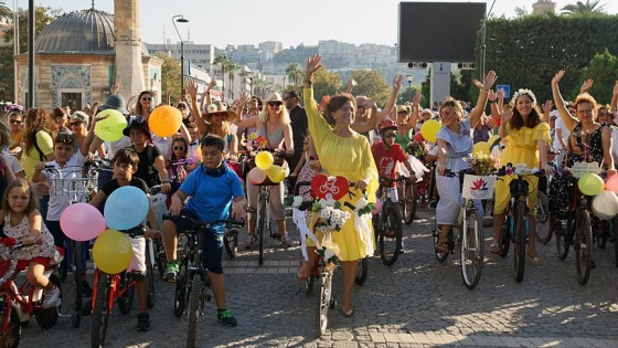 &#039;Süslü Kadınlar Bisiklet Turu&#039; renkli görüntüler oluşturdu