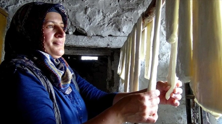 Süt üretiminin arttığı Kars'ta kadınların çeçil peyniri telaşı başladı