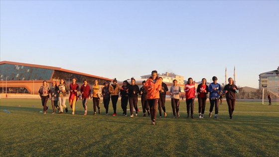 Tabuları yıkan 'kardelenler' yeşil sahaların 'yıldızı' oldu