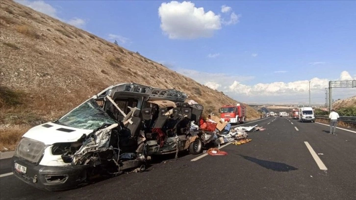 TAG Otoyolu'ndaki minibüs kazasında 5 kişi öldü, 17 kişi yaralandı