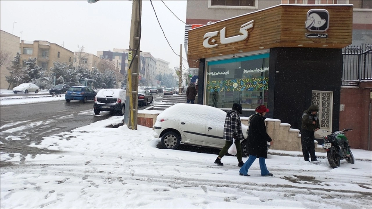 Tahran'da enerji tasarruf tedbirlerine uymayan 54 kamu ve özel ofisin elektriği kesildi