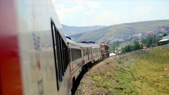 Tahran-Van yolcu treni seferleri başladı