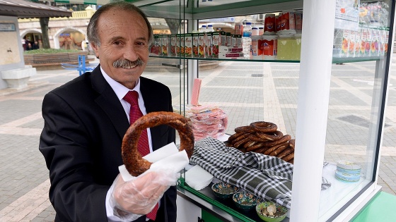 Takım elbiseli, kravatlı simitçi