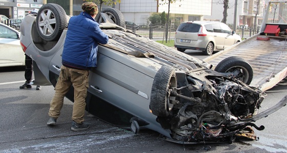 Takla atan otomobilden sağ kurtuldu