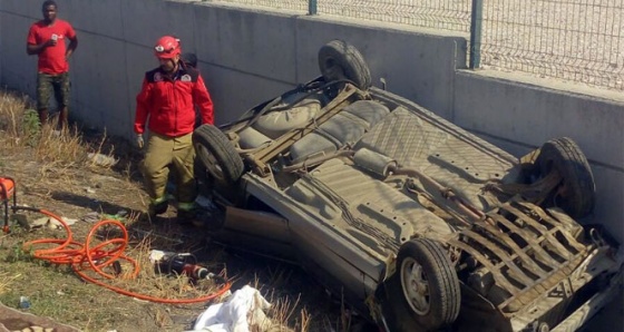 Taklalar atan otomobilden sağ kurtuldular