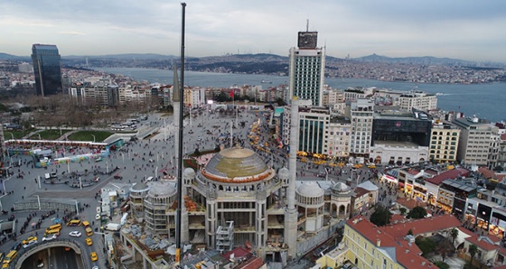 Taksim Camii'nin minaresinin külahı yerleştirildi
