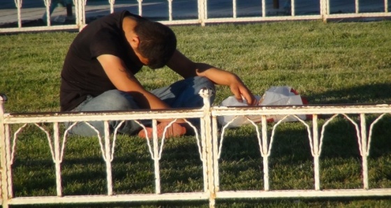 Taksim'de güpegündüz bonzai içen gençler kendinden geçti