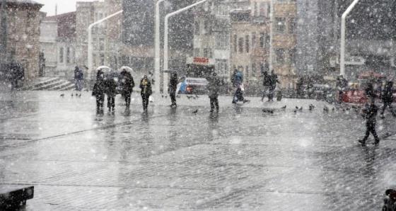 Taksim’de kar etkisini artırdı