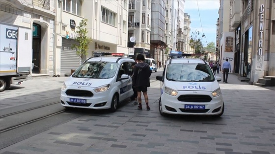 Taksim'de koronavirüs tedbirlerine uymayanlara ceza yazıldı