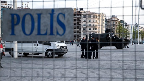 Taksim'de otel odasında otomatik bildiri makinesi bulundu