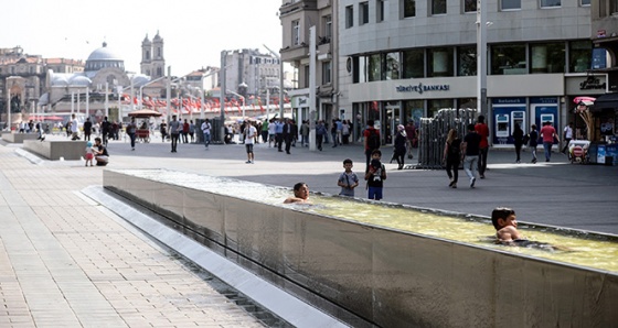 Taksim’de serinlemeye çalışan çocuklar süs havuzuna girdi