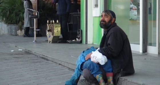 Taksim’de vicdansız “baba” oğlunu bayıltarak böyle dilendirdi