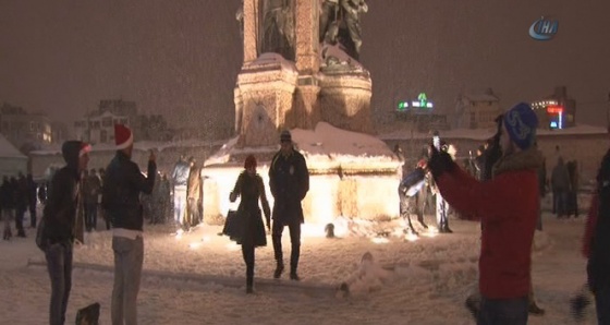 Taksim'de yeni yıl coşkusu başladı