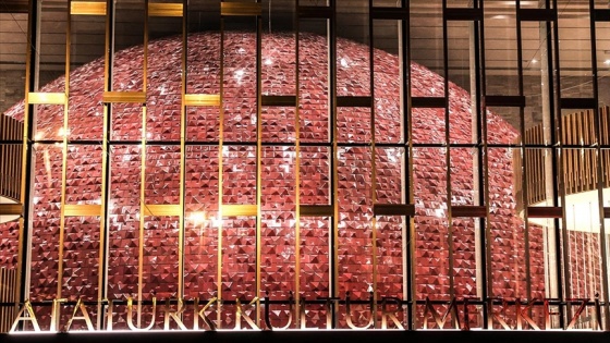 Taksim'deki Atatürk Kültür Merkezi'nin yeni tabelası asıldı