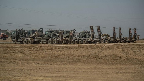 Tank ve zırhlı personel taşıyıcılar sınırın Türkiye tarafında bekliyor