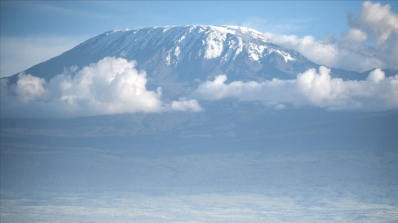 Tanzanya'nın simgesi Kilimanjaro Dağı'ndaki yangın 3 gündür devam ediyor