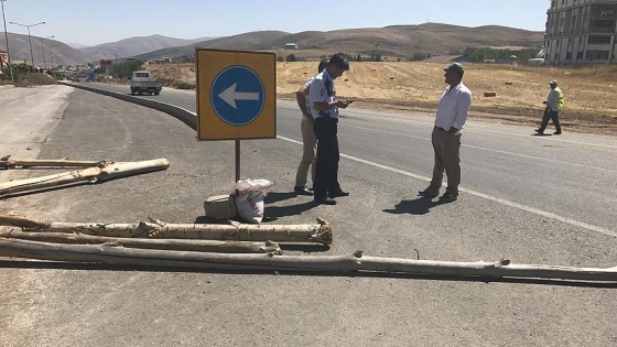 'Tapulu arazim' deyip yolu trafiğe kapattı