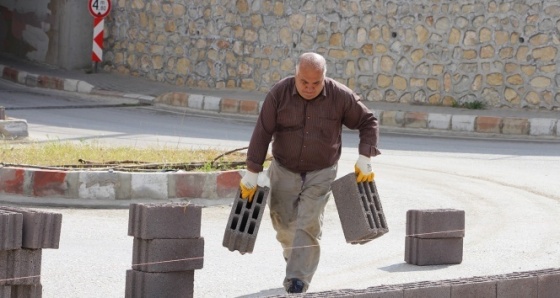 'Tapulu malım' dediği alt geçidi trafiğe kapattı