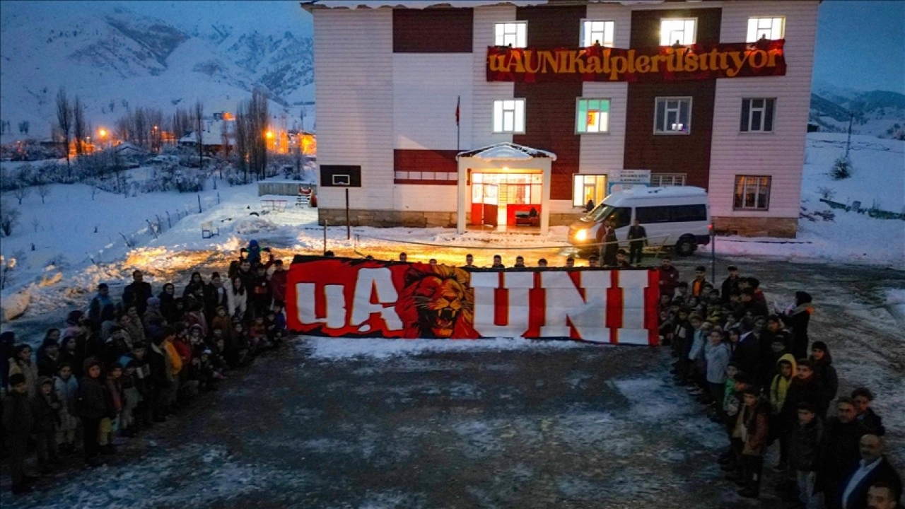 Taraftar grubu ultrAslan'dan, köy çocuklarına yeni yıl sürprizi