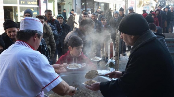 Tarihi camide “pilav ikramı“ geleneği