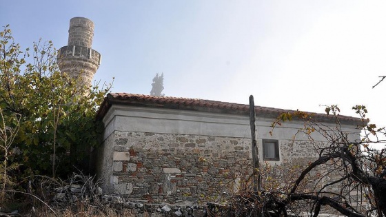 Tarihi caminin minare külahını çalmak istediler