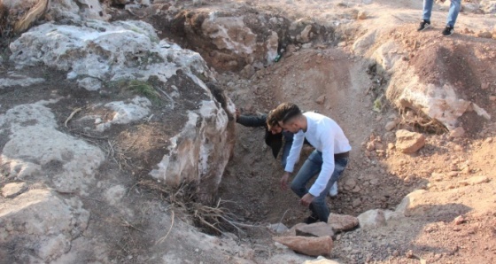 Tarihi eser kaçakçıları jandarmayı görünce kazma küreği bırakıp kaçtı