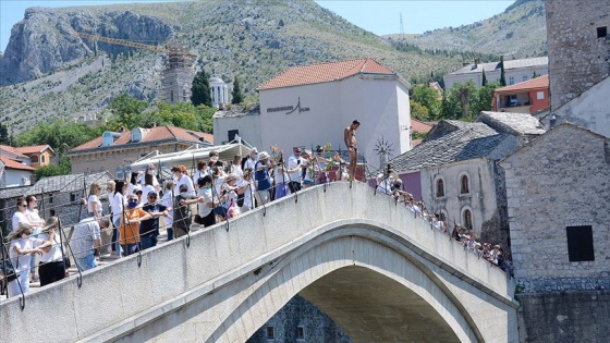 Tarihi Mostar Köprüsü'nden Srebrenitsa kurbanları için 'sessiz atlayış' yapıldı