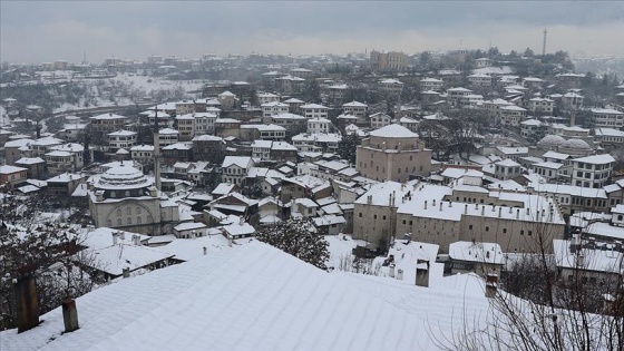 Tarihi Safranbolu konakları beyaza büründü