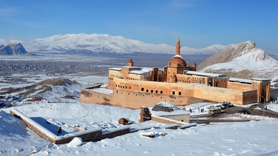 Tarihi saray beyaza büründü