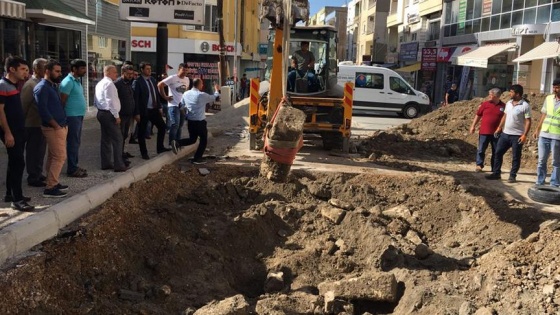 Tarihi taş şikayet üzerine yolun altından çıkarıldı