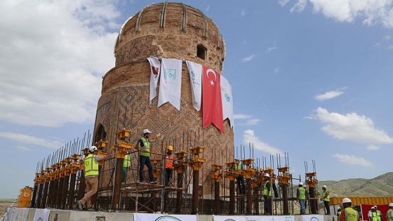 Tarihi Zeynel Bey Türbesi'nin yerleştirme süreci tamamlandı