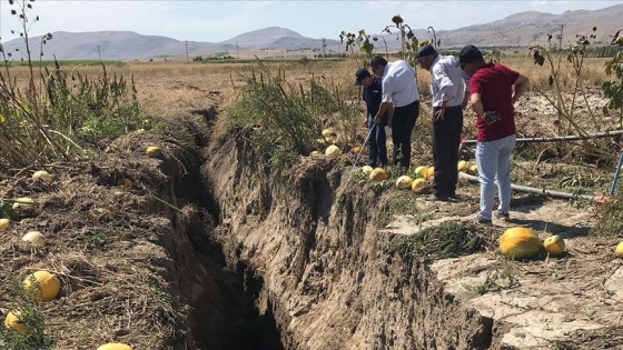 Tarım arazisinde 1 kilometrelik yarık oluştu